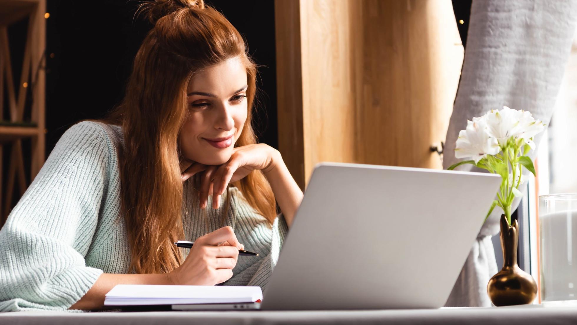 Profesionales trabajando en metodologías empresariales